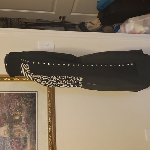 Beautiful black-and-white print turtleneck sweater with beaded sleeve detail - Picture 4 of 7